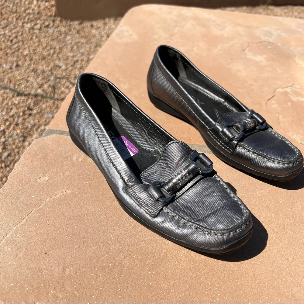 ⬇️💲Geox Respira Ladies Flats W Buckle Rubber Sole Silver Size 36 1/2 (US6)
